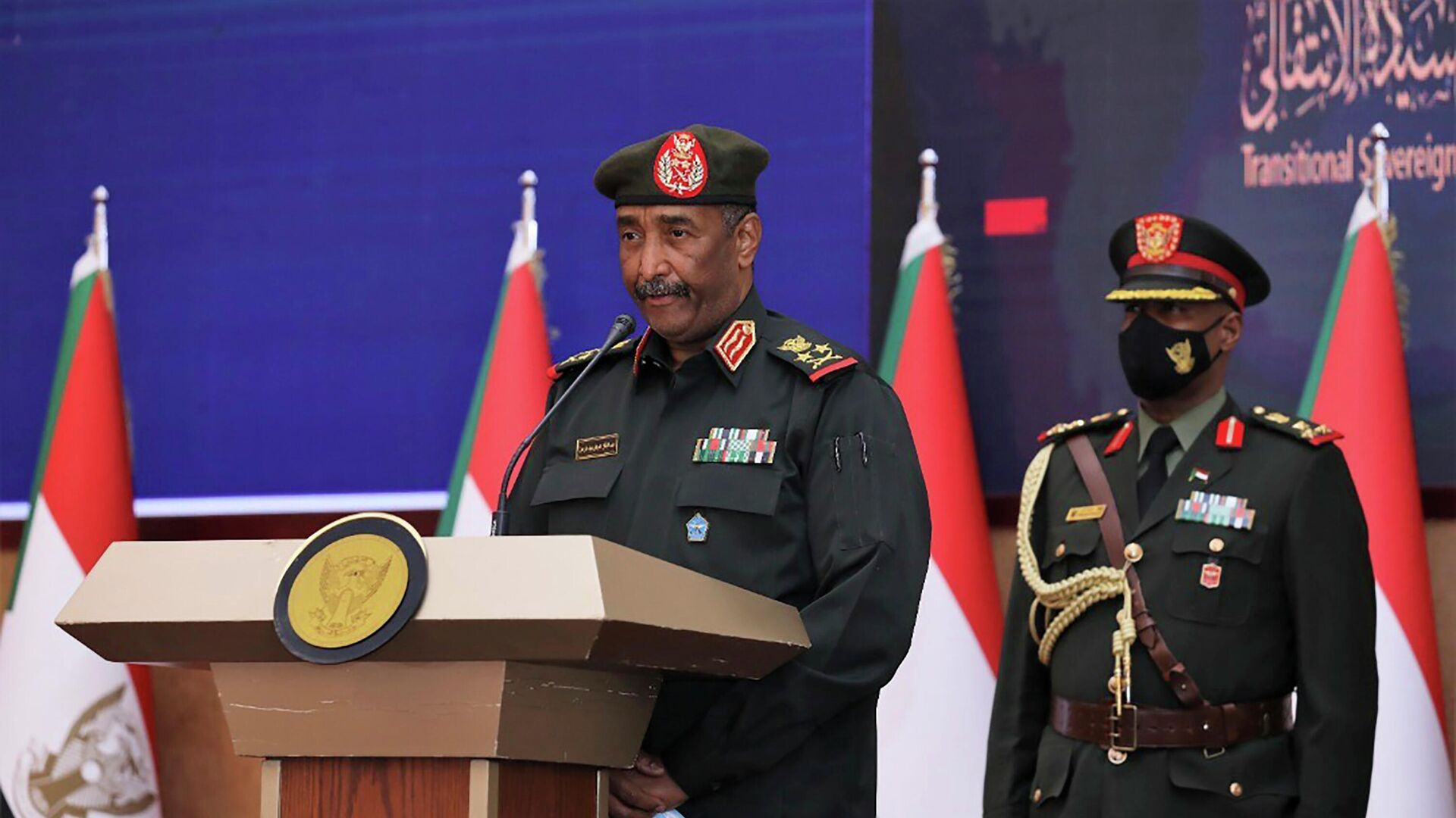 In this photo provided by the Sudan Transitional Sovereign Council, Sudan's top general Abdel Fattah Al-Burhan, center, speaks during a ceremony to reinstate Prime Minister Abdalla Hamdok, who was deposed in a coup last month, in Khartoum, Sudan, Sunday Nov. 21, 2021. Burhan, said in televised statements that Hamdok will lead an independent technocratic cabinet until elections can be held. It would still remain under military oversight. - Sputnik International, 1920, 14.02.2022