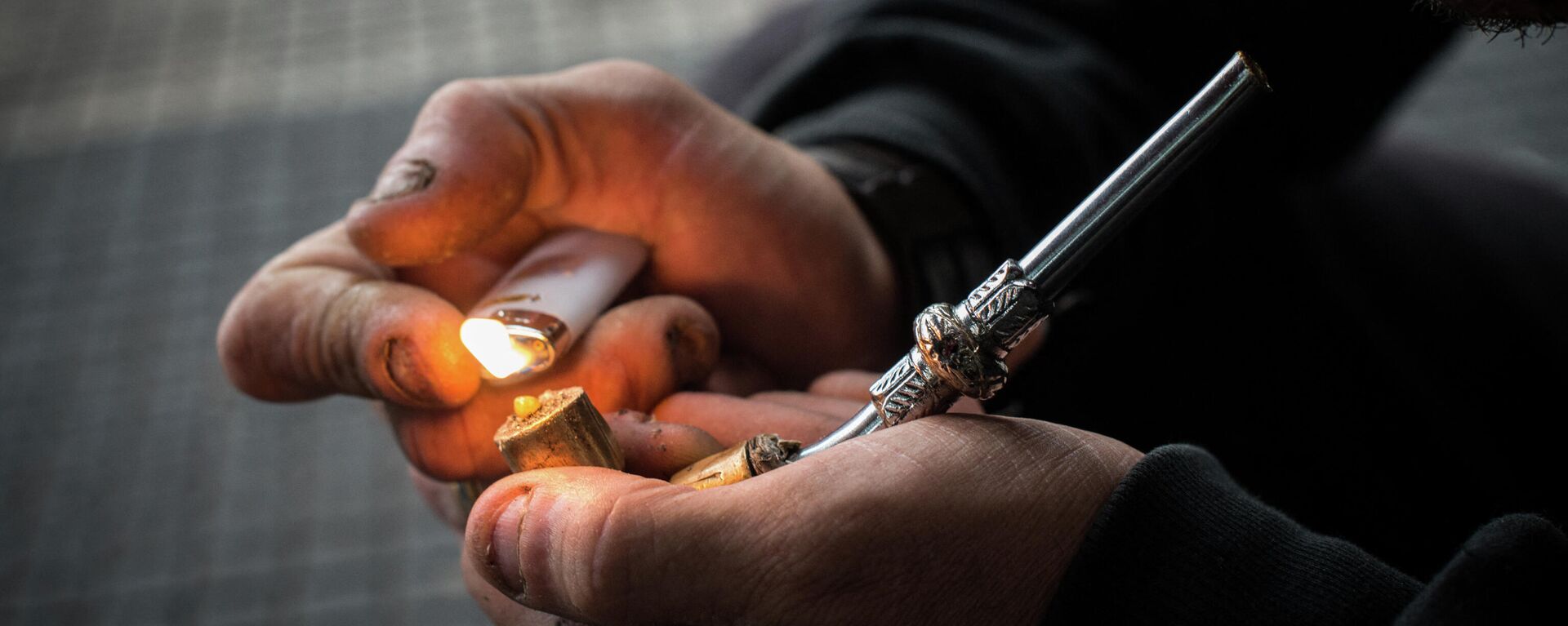 A drug addict lights an improvised pipe in Crackolandia, a place where drug addicts gather to smoke crack, in downtown Sao Paulo Brazil on January 11, 2013 - Sputnik International, 1920, 15.02.2022