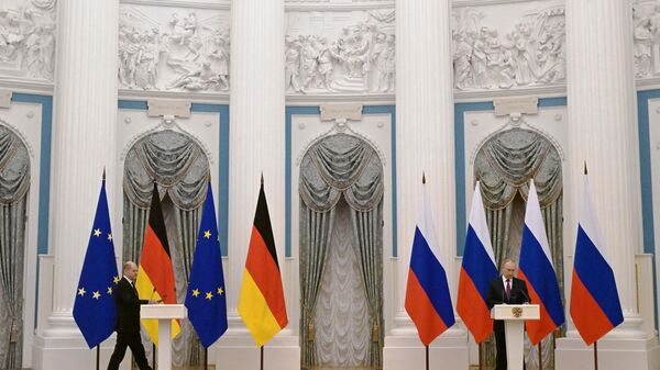 German Chancellor Olaf Scholz meets Russian President Vladimir Putin  - Sputnik International