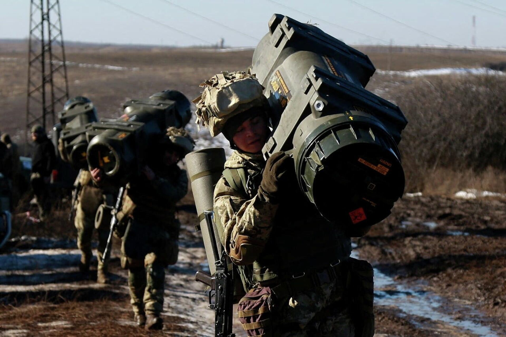 Service members of the Ukrainian Armed Forces carry weapons during military drills at a firing ground in the Donetsk region, Ukraine, February 15, 2022. Picture taken February 15, 2022 - Sputnik International, 1920, 25.02.2022