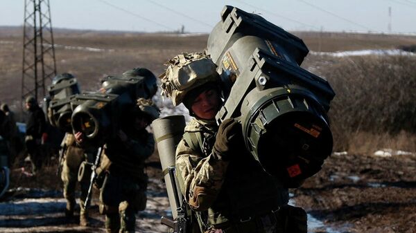 Service members of the Ukrainian Armed Forces carry weapons during military drills at a firing ground in the Donetsk region, Ukraine, February 15, 2022. Picture taken February 15, 2022 - Sputnik International