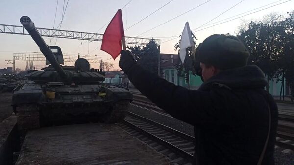 Russian tanks leave southern border after military drills - Sputnik International