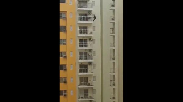 Daredevil workout Video of a man exercising hanging from the balcony of the 12th floor surfaced - Sputnik International