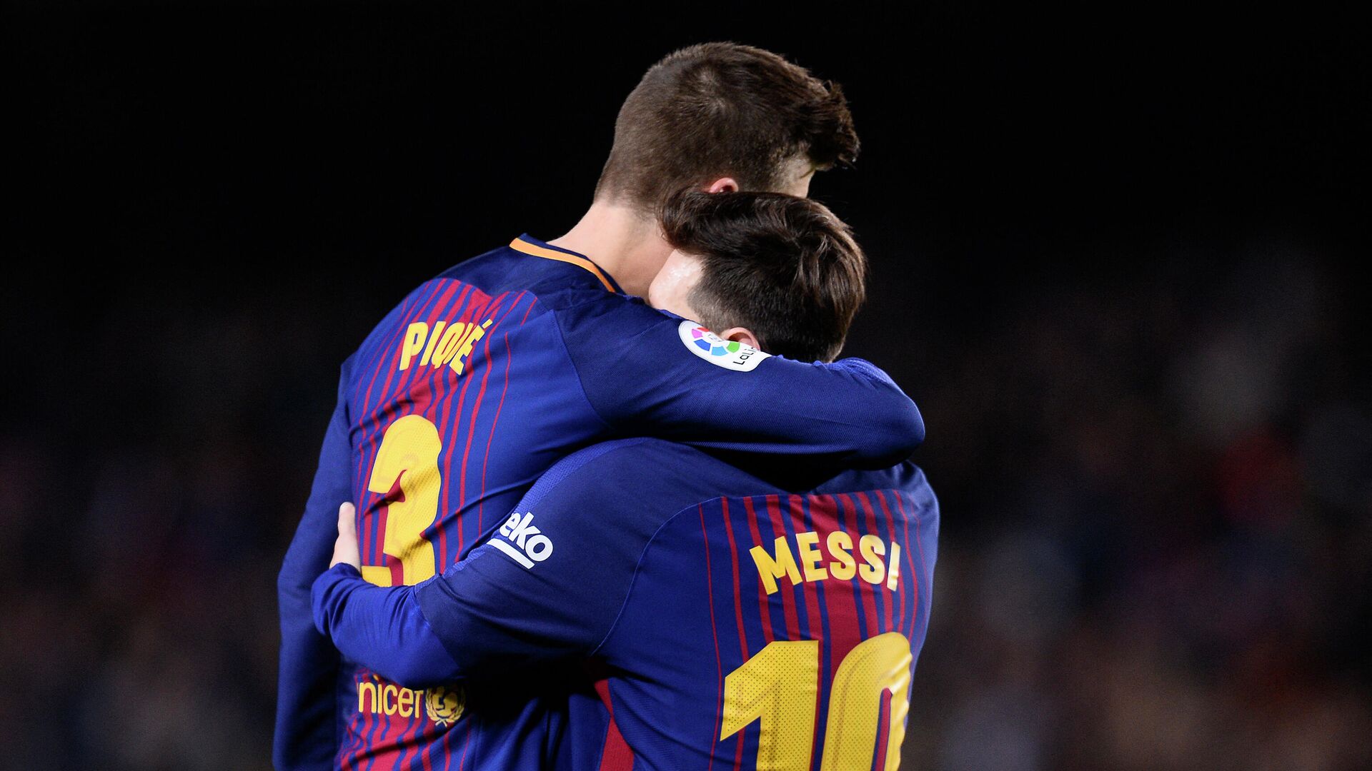 Barcelona's Argentinian forward Lionel Messi celebrates with Barcelona's Spanish defender Gerard Pique after scoring a third goal during the Spanish league football match between FC Barcelona and Club Deportivo Leganes SAD at the Camp Nou stadium in Barcelona on April 7, 2018.  - Sputnik International, 1920, 16.02.2022