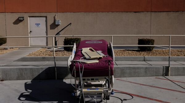 A broken hospital gurney is seen placed outside the St. Mary Medical Center in Apple Valley California, U.S., February 1, 2022. - Sputnik International