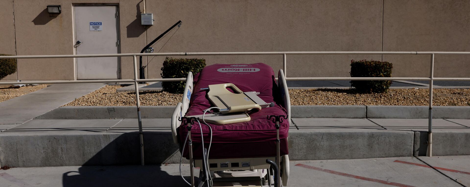 A broken hospital gurney is seen placed outside the St. Mary Medical Center in Apple Valley California, U.S., February 1, 2022. - Sputnik International, 1920, 16.02.2022