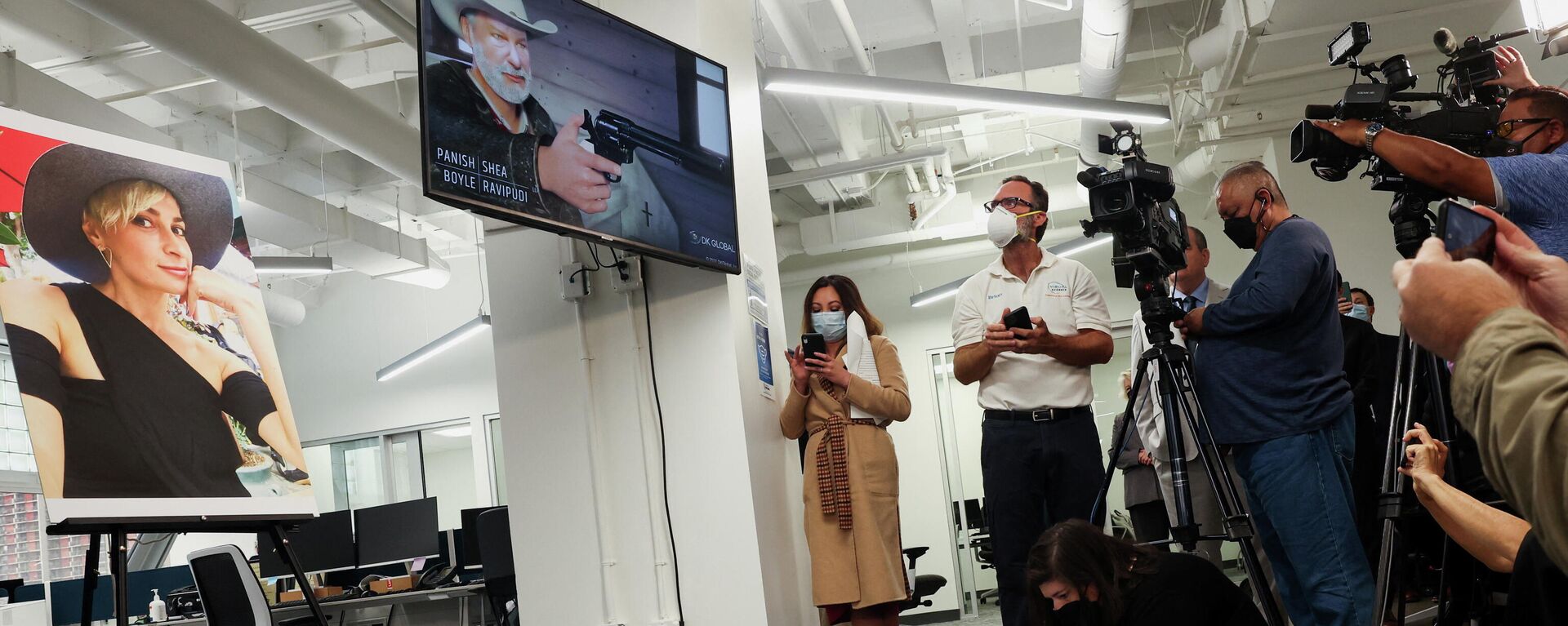 Members of the media watch an animated presentation re-enactment of the accident with Halyna Hutchins, who was accidentally shot dead by actor Alec Baldwin, in Los Angeles, California, U.S., February 15, 2022 - Sputnik International, 1920, 17.02.2022