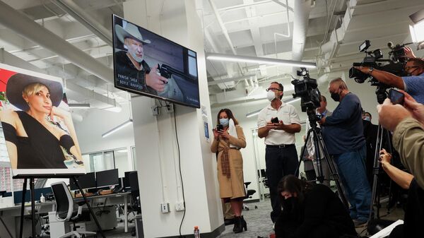 Members of the media watch an animated presentation re-enactment of the accident with Halyna Hutchins, who was accidentally shot dead by actor Alec Baldwin, in Los Angeles, California, U.S., February 15, 2022 - Sputnik International