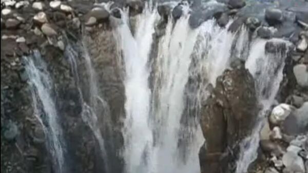 Sinkhole in Brengi stream in Kokernag disrupts flow of water - Sputnik International