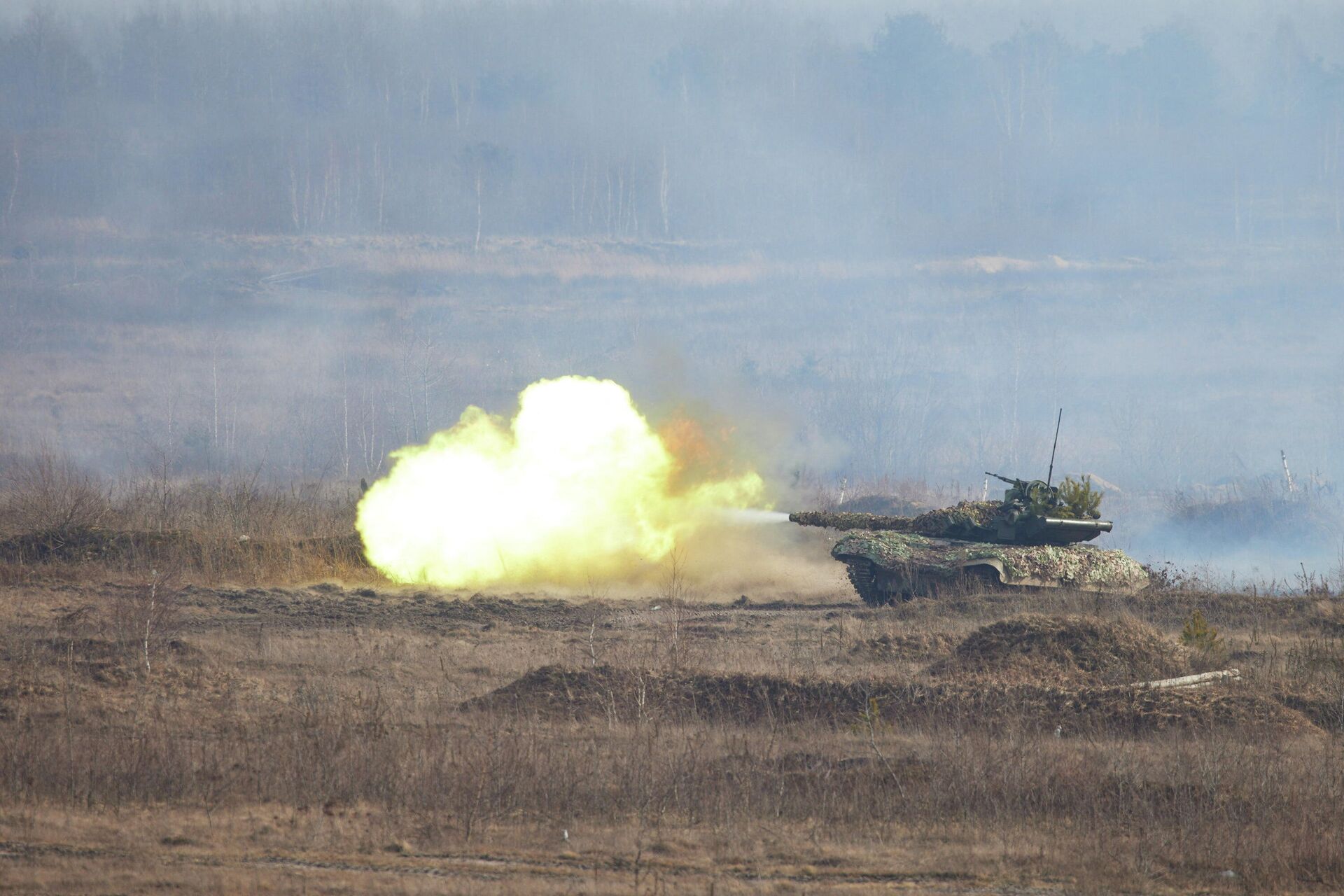 A tank of the Ukrainian armed forces fires during tactical military exercises at a training ground in the Rivne region, Ukraine February 16, 2022 - Sputnik International, 1920, 24.02.2022