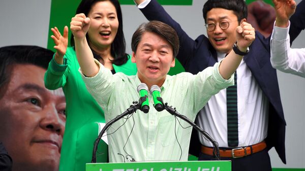 South Korean presidential candidate Ahn Cheol-Soo (C) of the People's Party speaks during his election campaign in Seoul - Sputnik International
