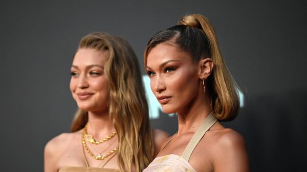 US models Gigi Hadid (L) and Bella Hadid arrive for the 2019 MTV Video Music Awards at the Prudential Center in Newark, New Jersey on August 26, 2019. - Sputnik International