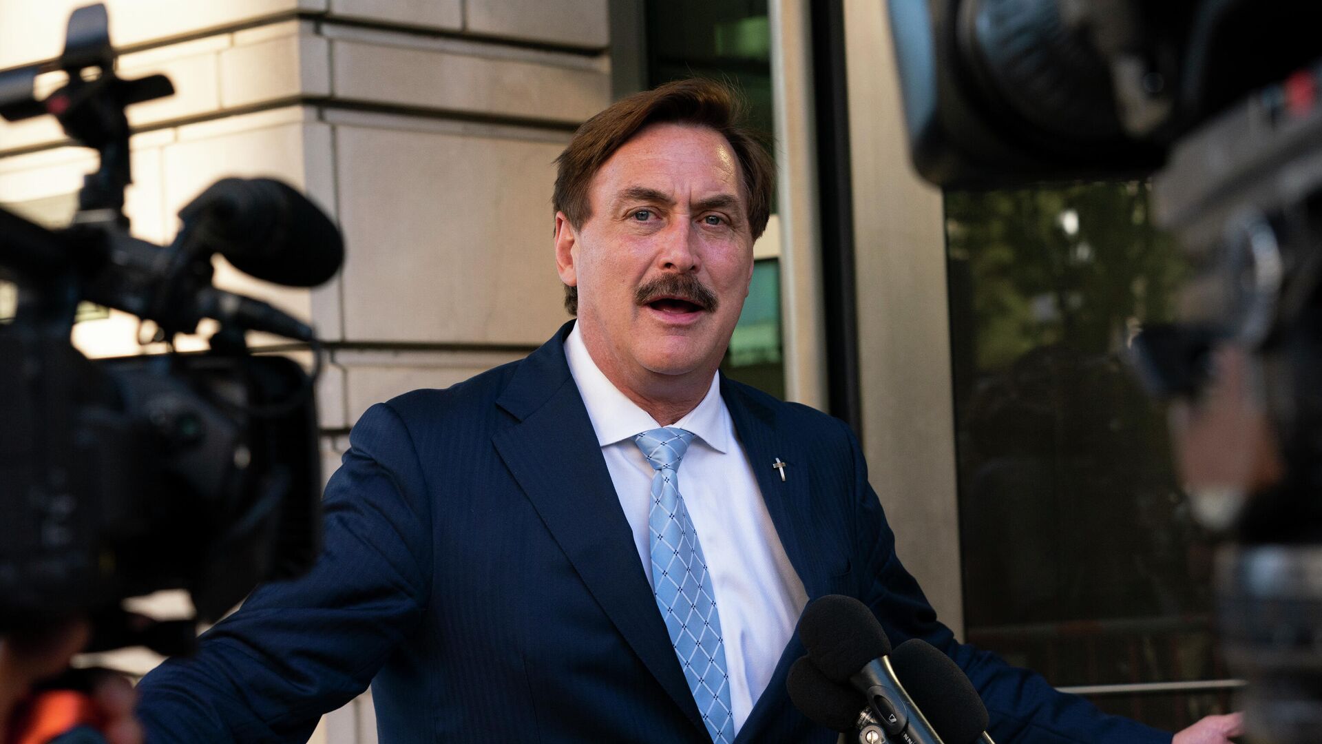 MyPillow chief executive Mike Lindell, speaks to reporters outside federal court in Washington, Thursday, June 24, 2021. A federal judge on Thursday appeared skeptical of arguments to dismiss a defamation lawsuit filed by Dominion Voting Systems over baseless 2020 election claims made by Trump allies Sidney Powell, Rudy Giuliani and Lindell. - Sputnik International, 1920, 17.02.2022