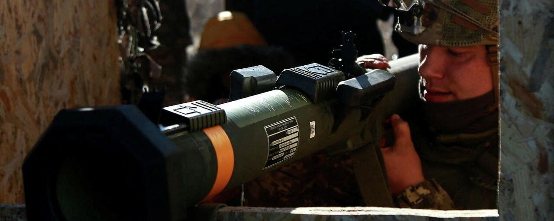 A service member of the Ukrainian Armed Forces levels a weapon during military drills at a firing ground in the Donetsk region, Ukraine, February 15, 2022. Picture taken February 15, 2022 - Sputnik International, 1920, 18.02.2022