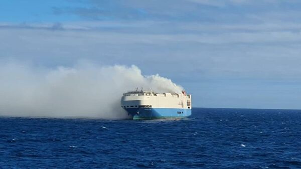 A RoRo vessel on fire in the north-eastern Atlantic Ocean. - Sputnik International