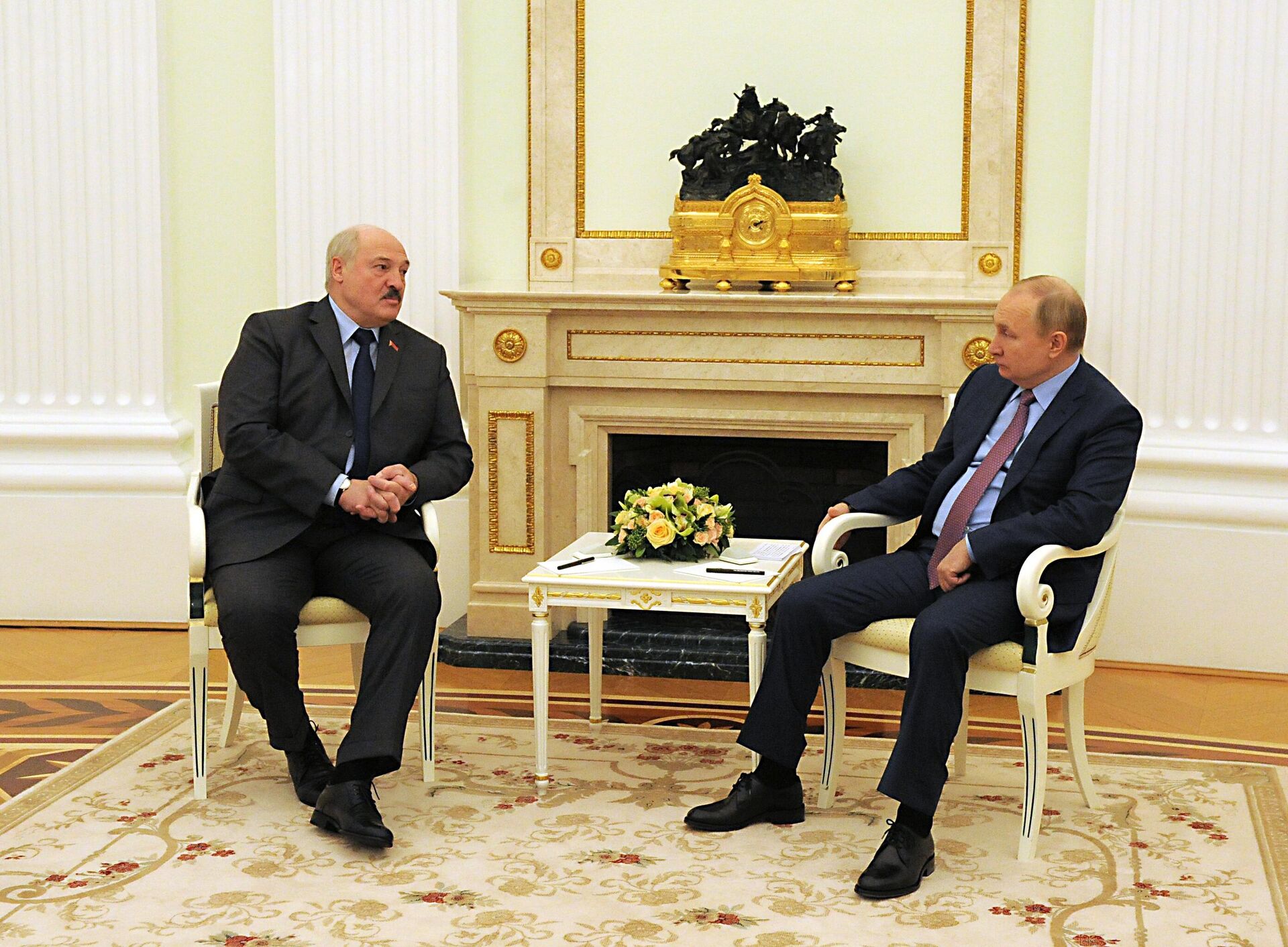 Belarusian President Alexander Lukashenko (left) and Russian President Vladimir Putin (right) hold talks in the Kremlin, Friday 18 February, 2022. - Sputnik International, 1920, 11.03.2022