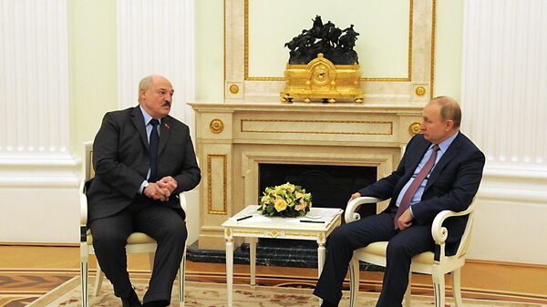 Belarusian President Alexander Lukashenko (left) and Russian President Vladimir Putin (right) hold talks in the Kremlin, Friday 18 February, 2022. - Sputnik International