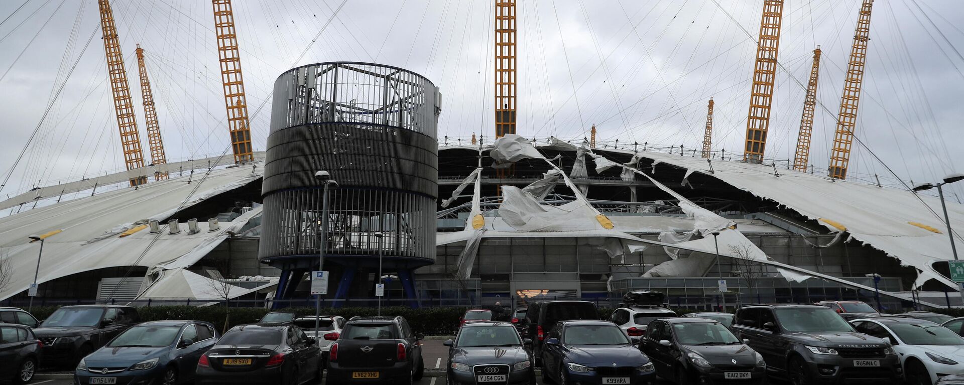 The white-domed roof of the O2 arena is seen damaged by the wind, as a red weather warning was issued due to Storm Eunice, in London, Britain, February 18, 2022 - Sputnik International, 1920, 19.02.2022