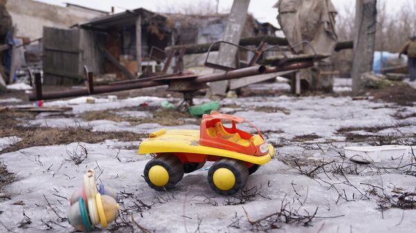 A toy is pictured on the contact line with Ukrainian armed forces in the village of Molodezhniy in Luhansk region, self-proclaimed Luhansk People's Republic, Eastern Ukraine - Sputnik International