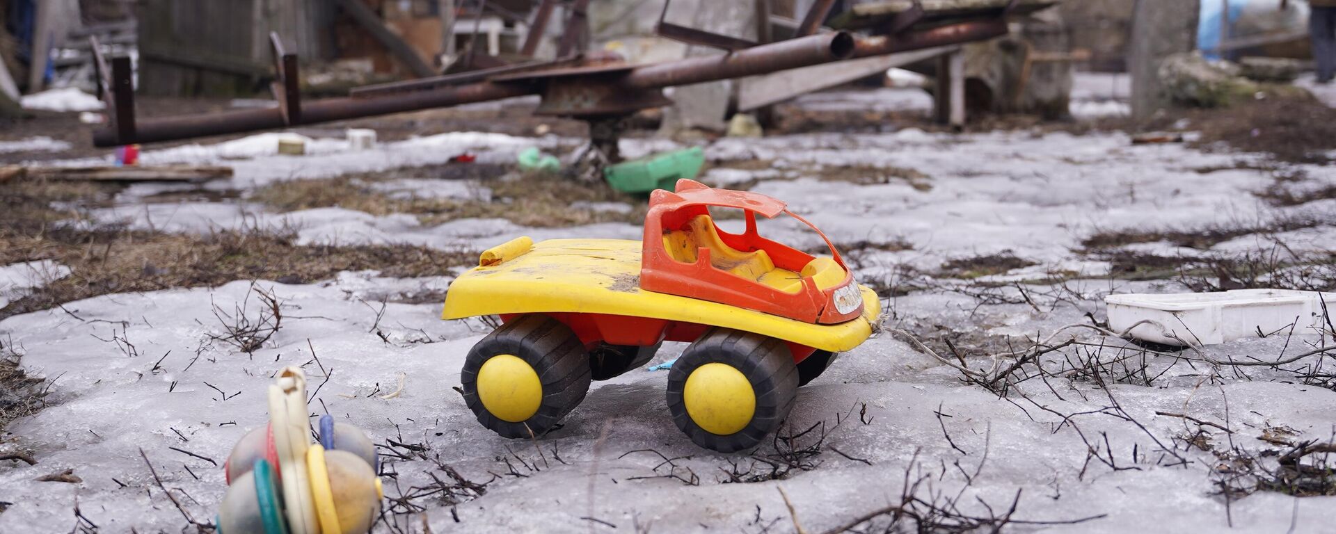 A toy is pictured on the contact line with Ukrainian armed forces in the village of Molodezhniy in Luhansk region, self-proclaimed Luhansk People's Republic, Eastern Ukraine - Sputnik International, 1920, 18.02.2022