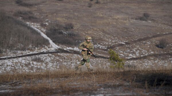 A Ukrainian serviceman runs during an exercise in the Joint Forces Operation, in the Donetsk region, eastern Ukraine, Tuesday, Feb. 15, 2022.  - Sputnik International