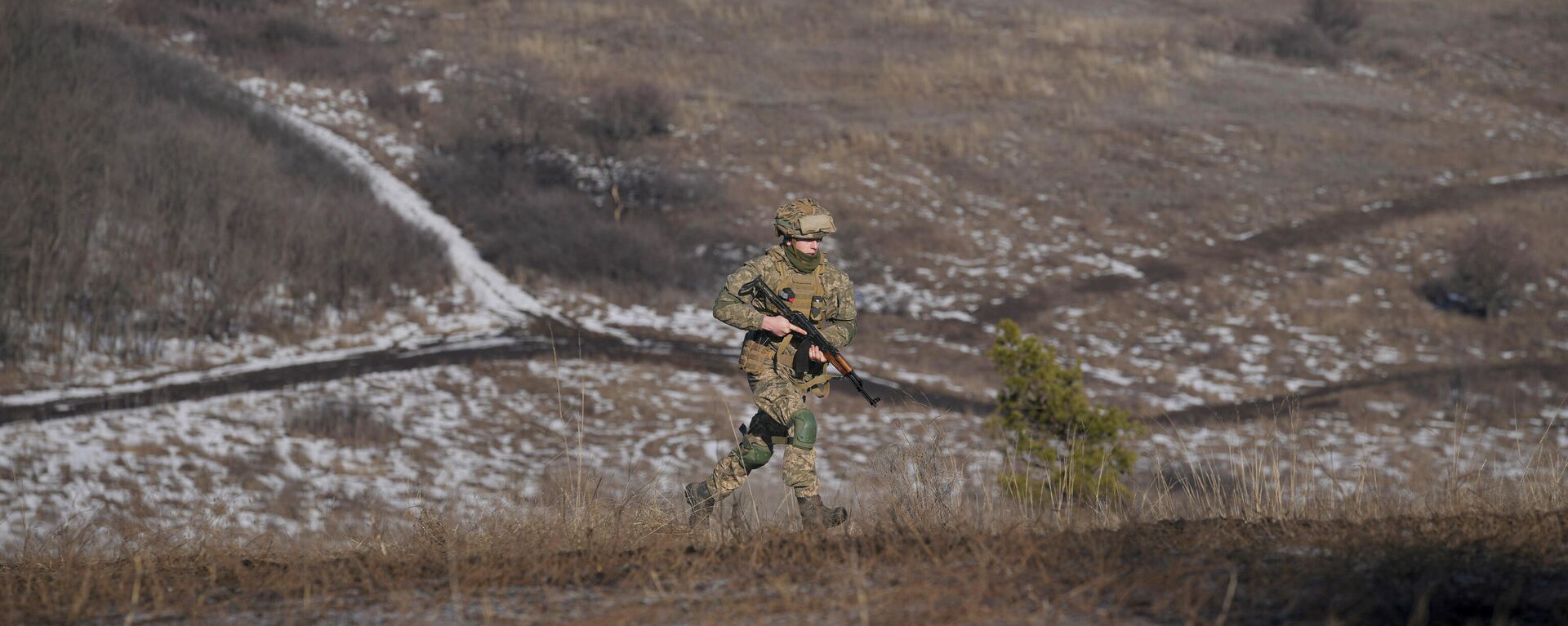 A Ukrainian serviceman runs during an exercise in the Joint Forces Operation, in the Donetsk region, eastern Ukraine, Tuesday, Feb. 15, 2022.  - Sputnik International, 1920, 18.02.2022