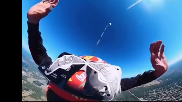 Skydiver survives parachute double malfunction. Screenshot from the video taken on November 22, 2021. - Sputnik International