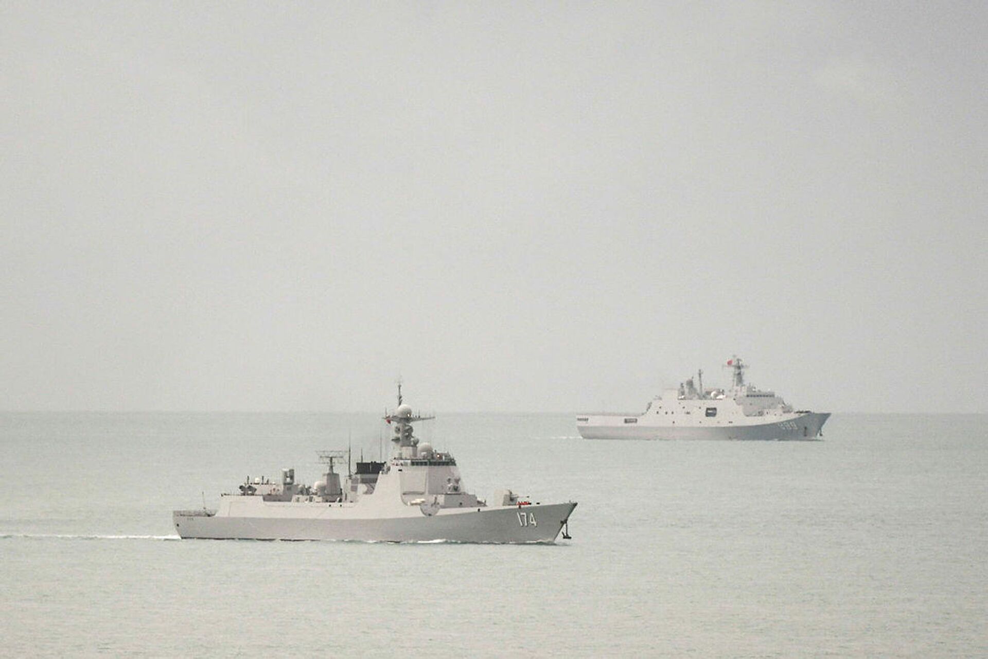 A PLA-N Luyang-class guided missile destroyer (left) and a PLA-N Yuzhao-class amphibious transport dock vessel leave the Torres Strait and enter the Coral Sea on 18 February 2022. - Sputnik International, 1920, 19.02.2022