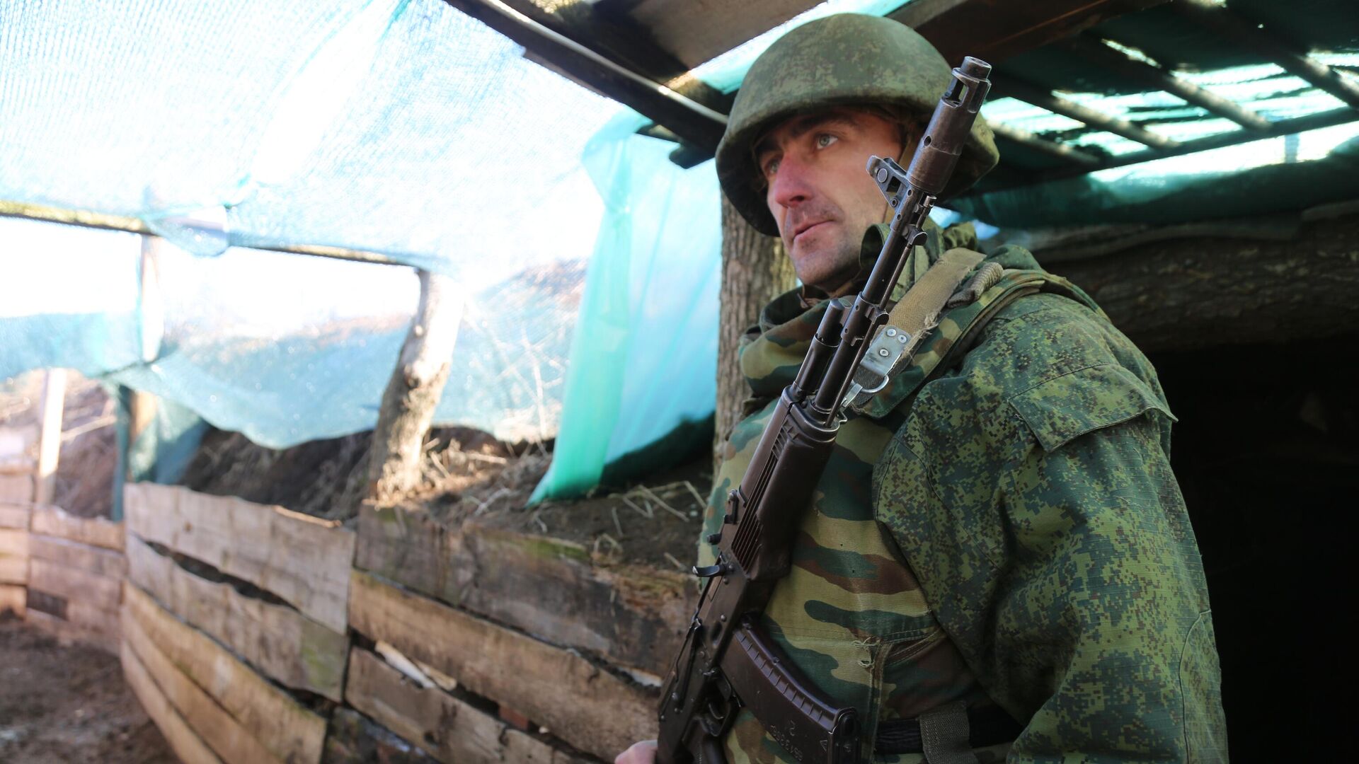 A soldier from the self-proclaimed Donetsk People's Republic on the frontline in western Donetsk, 15 February 2022 - Sputnik International, 1920, 19.02.2022