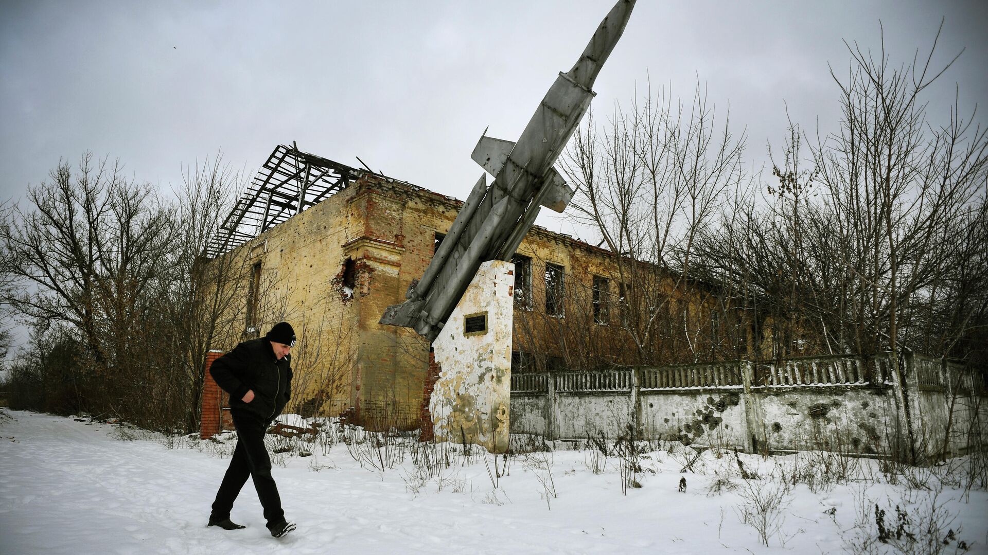 A man walks past a destroyed building of a former military installation in the village of Vesyoloye, suburb of Donetsk, capital of a self-proclaimed Donetsk People's Republic (DPR) in eastern Ukraine - Sputnik International, 1920, 21.02.2022
