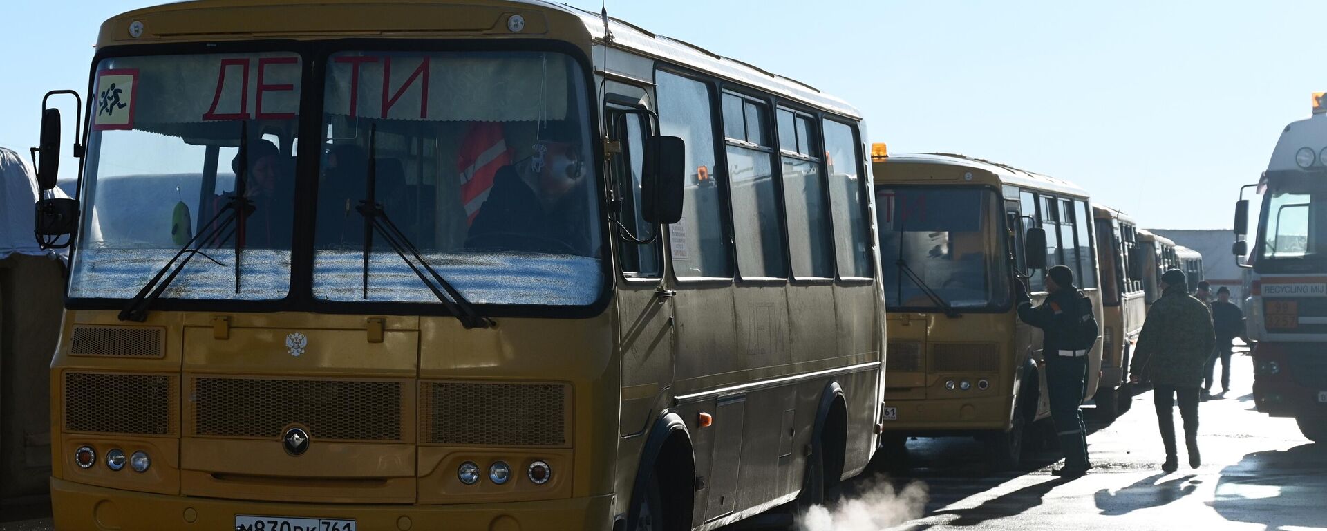 Buses evacuating civilian residents from the Donetsk and Lugansk People's Republics. - Sputnik International, 1920, 19.02.2022