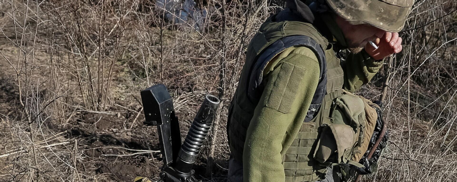 A Ukrainian service member is seen on the front line near the village of Zaitseve in the Donetsk region, Ukraine February 19, 2022. - Sputnik International, 1920, 20.02.2022