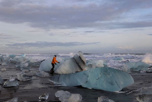 A tourist enjoying the icy beach.  - Sputnik International