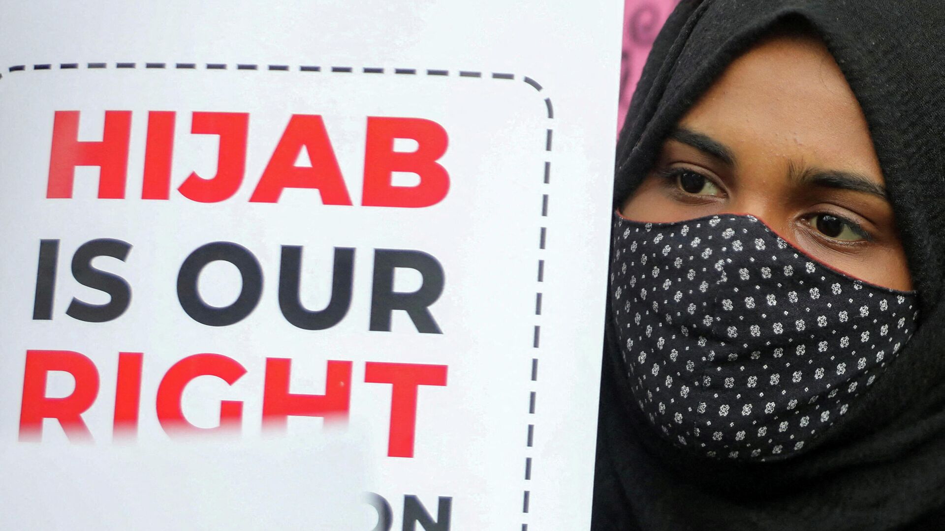 A Muslim student holds a placard during a protest by the Muslim Students Federation (MSF) against the recent hijab ban in  Karnataka’s schools, in New Delhi, India, February 8, 2022.  - Sputnik International, 1920, 28.02.2022