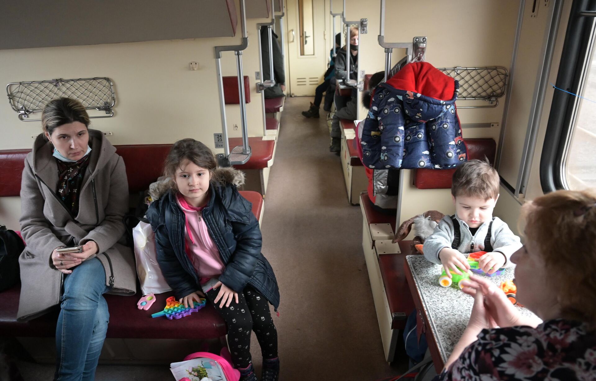 Donetsk People's Republic residents seen inside a train at Donetsk-2 station during evacuation to Russia's Rostov Oblast - Sputnik International, 1920, 20.02.2022