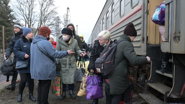 Donetsk People's Republic residents seen at Donetsk-2 station during evacuation to Russia's Rostov Oblast - Sputnik International