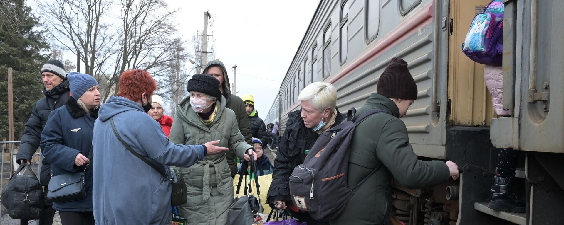 Donetsk People's Republic residents seen at Donetsk-2 station during evacuation to Russia's Rostov Oblast - Sputnik International, 1920, 20.02.2022