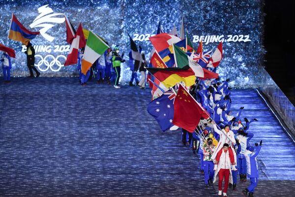 Знаменосцы выносят флаги государств-участников на церемонии закрытия XXIV зимних Олимпийских игр в Пекине - Sputnik International