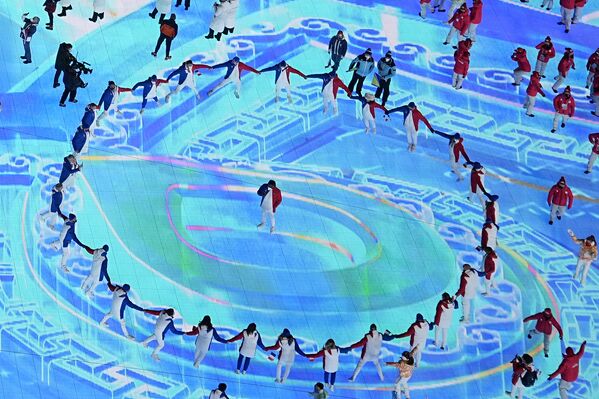 Спортсмены танцуют на церемонии закрытия XXIV зимних Олимпийских игр в Пекине - Sputnik International