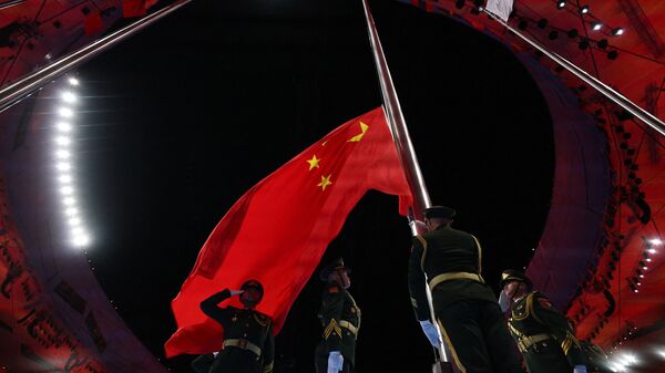 Поднятие флага Китая на церемонии закрытия XXIV зимних Олимпийских игр в Пекине - Sputnik International