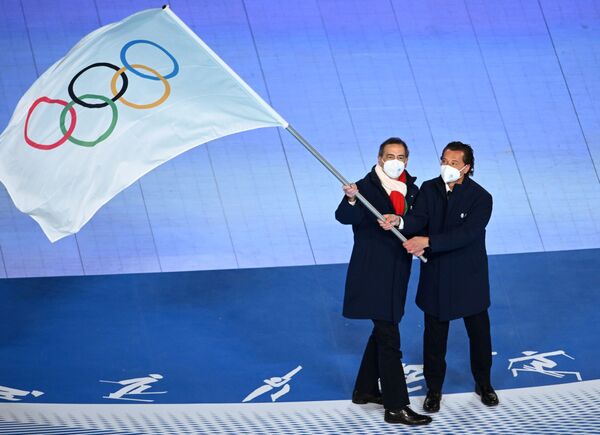 Mayor of Milan Giuseppe Sala and Mayor of Cortina d’Ampezzo Gianpietro Ghedina (R) at the closing ceremony of the 2022 Winter Olympics in Beijing. - Sputnik International