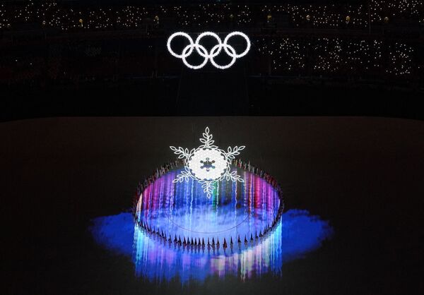 Знаменосцы на церемонии закрытия XXIV зимних Олимпийских игр в Пекине - Sputnik International