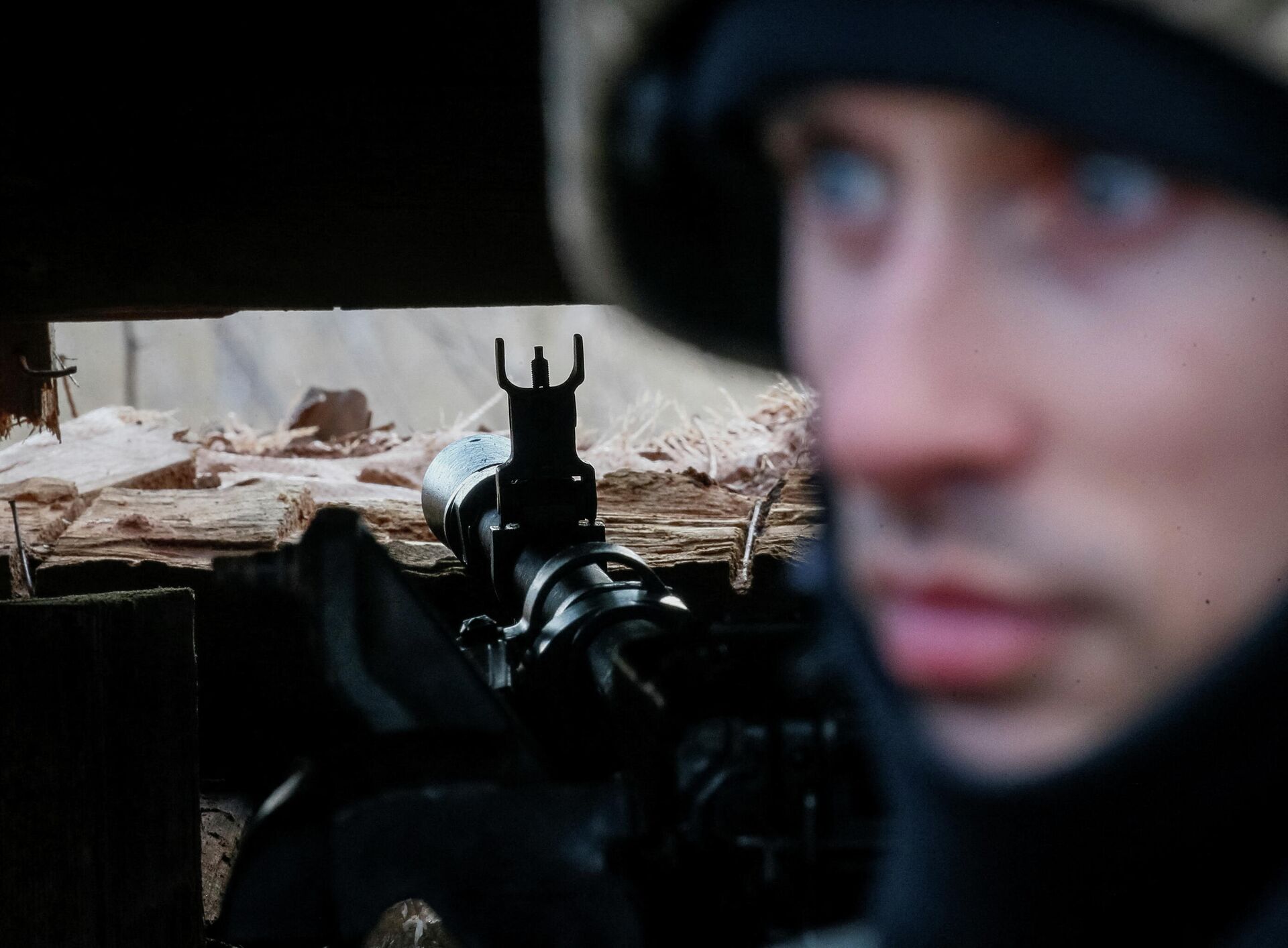 A Ukrainian service member is seen near a machine gun on the front line near the city of Novoluhanske in the Donetsk region, Ukraine February 20, 2022. - Sputnik International, 1920, 21.02.2022