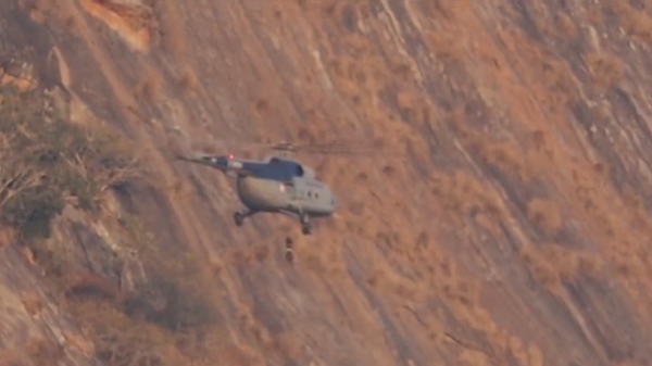 The Indian Air Force rescuing a 19-year-old young trekker stuck in the Brahmagiri Rocks. - Sputnik International