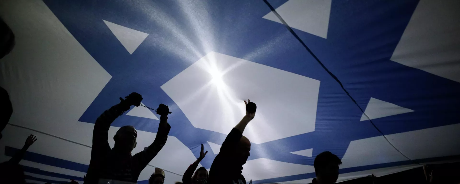 Israeli protesters carry large Israeli flag (File) - Sputnik International, 1920, 12.01.2025