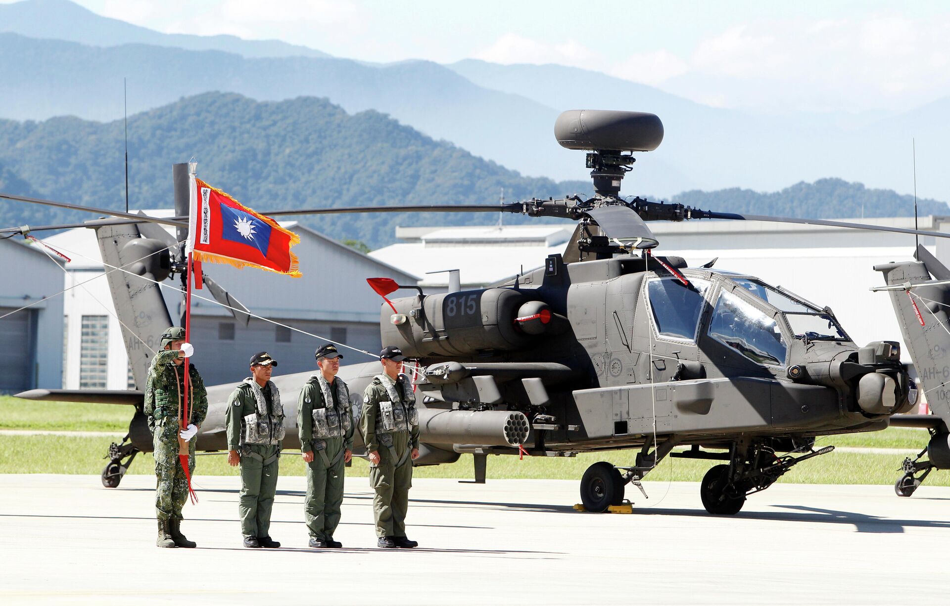 Pilots stand in front of AH-64E Apache attack helicopter before the commissioning ceremony in Taoyuan city, northern Taiwan, Tuesday, July 17, 2018 - Sputnik International, 1920, 20.05.2022