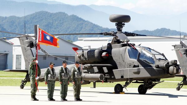 Pilots stand in front of AH-64E Apache attack helicopter before the commissioning ceremony in Taoyuan city, northern Taiwan, Tuesday, July 17, 2018 - Sputnik International