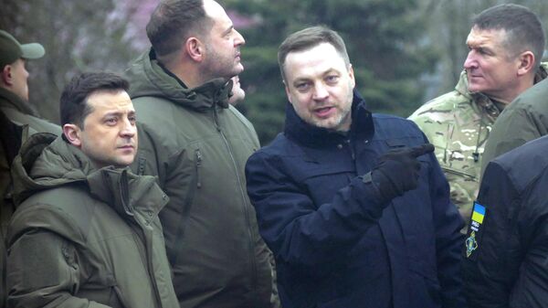 Ukrainian President Volodymyr Zelensky (far left) observes Ukrainian military drills near Crimea, Russia, 12 February, 2022. - Sputnik International