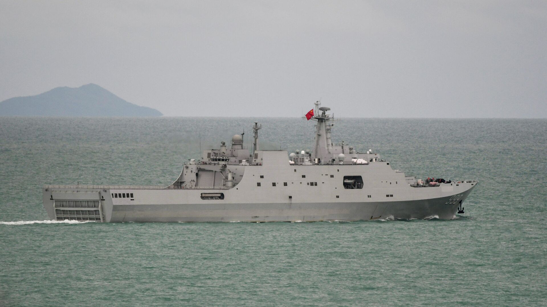 A handout photo taken on February 18, 2022 and received on February 20, 2022 shows a Chinese PLA-N Yuzhao-class amphibious transport dock vessel transiting the Torres Strait in Northern Australia after the Australian Defence Force confirm that on 17 February 2022, a Royal Australian Air Force (RAAF) P-8A Poseidon detected a laser illuminating the aircraft from the People’s Liberation Army – Navy (PLA-N) vessel - Sputnik International, 1920, 21.02.2022