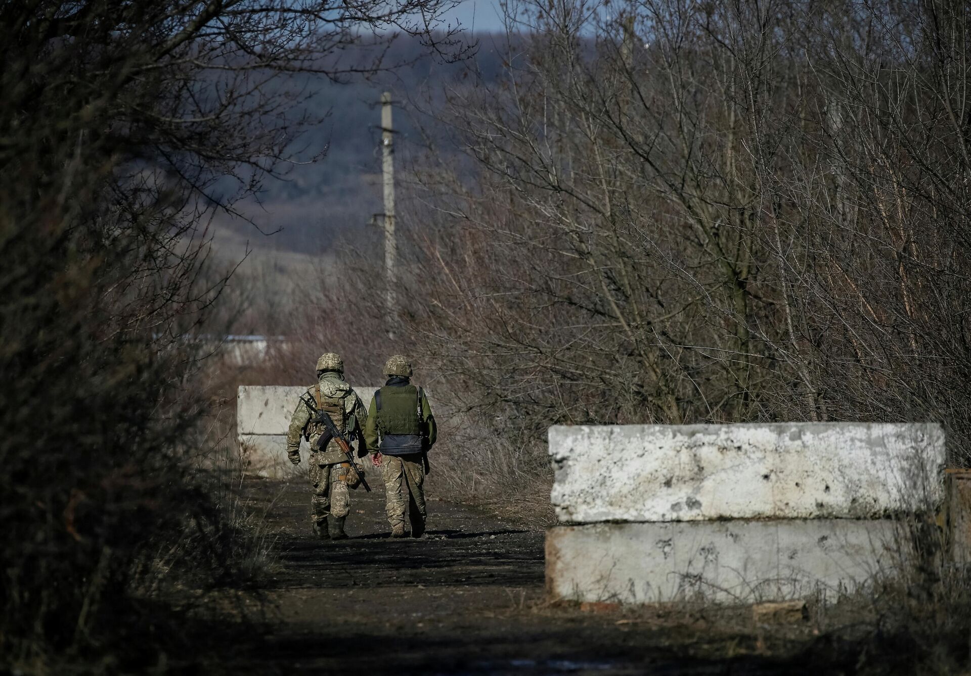 Ukrainian service members are seen on the front line near the village of Zaitseve in the Donetsk region, Ukraine February 19, 2022 - Sputnik International, 1920, 26.02.2022